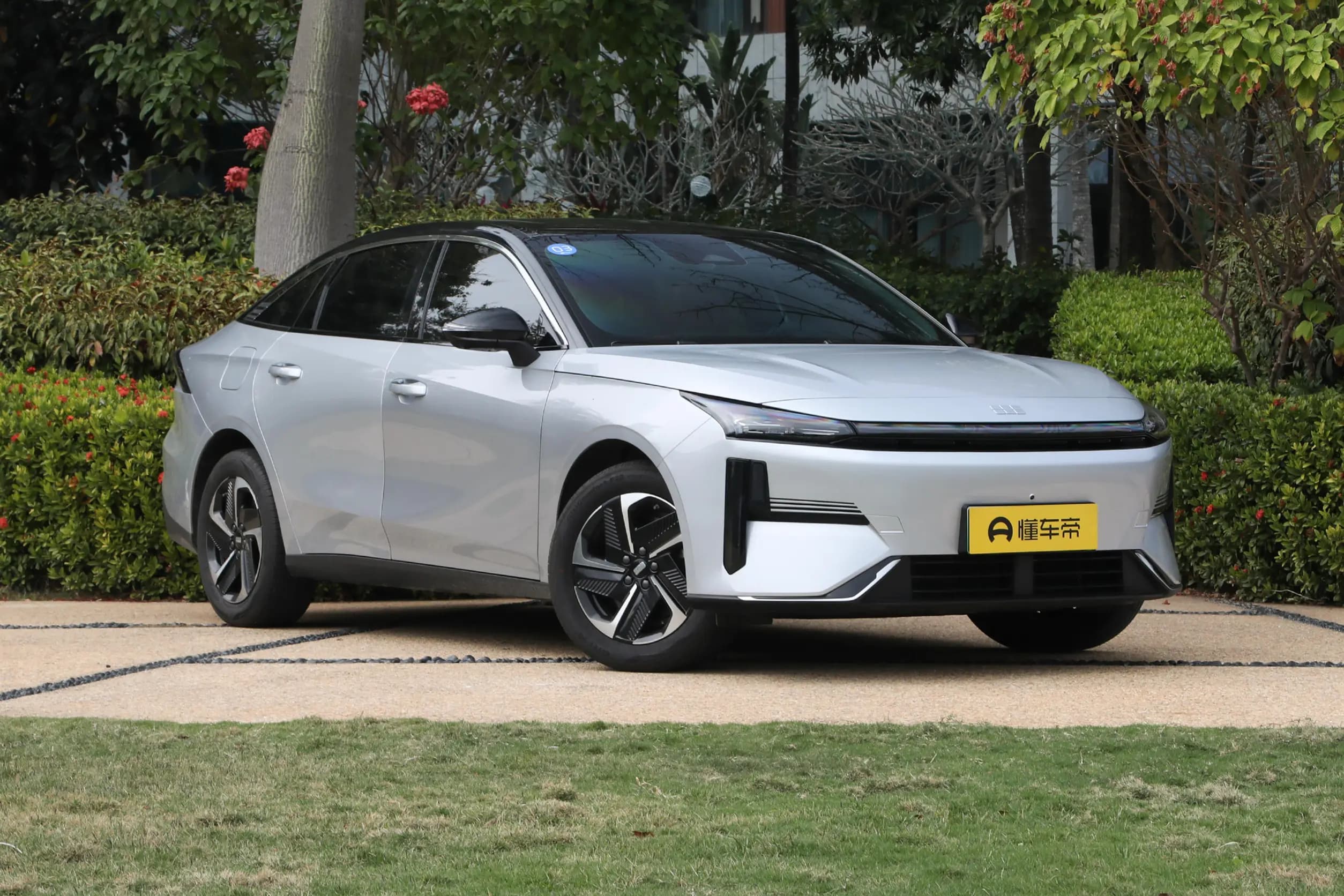 Geely Galaxy L6 EM-i, изображение 4