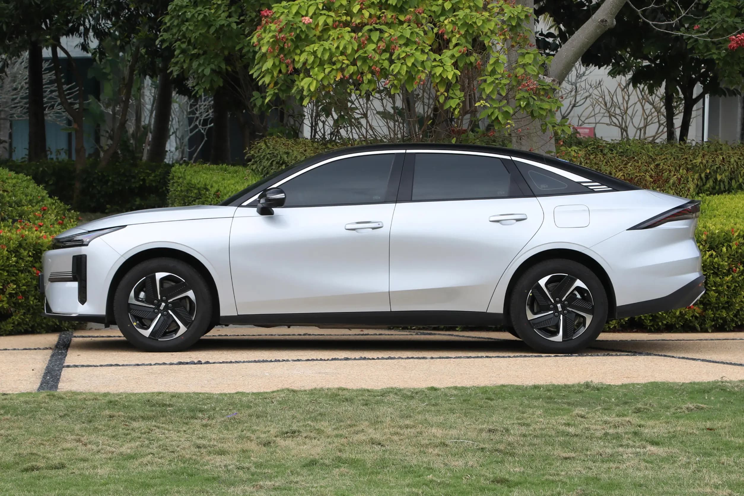 Geely Galaxy L6 EM-i, изображение 3